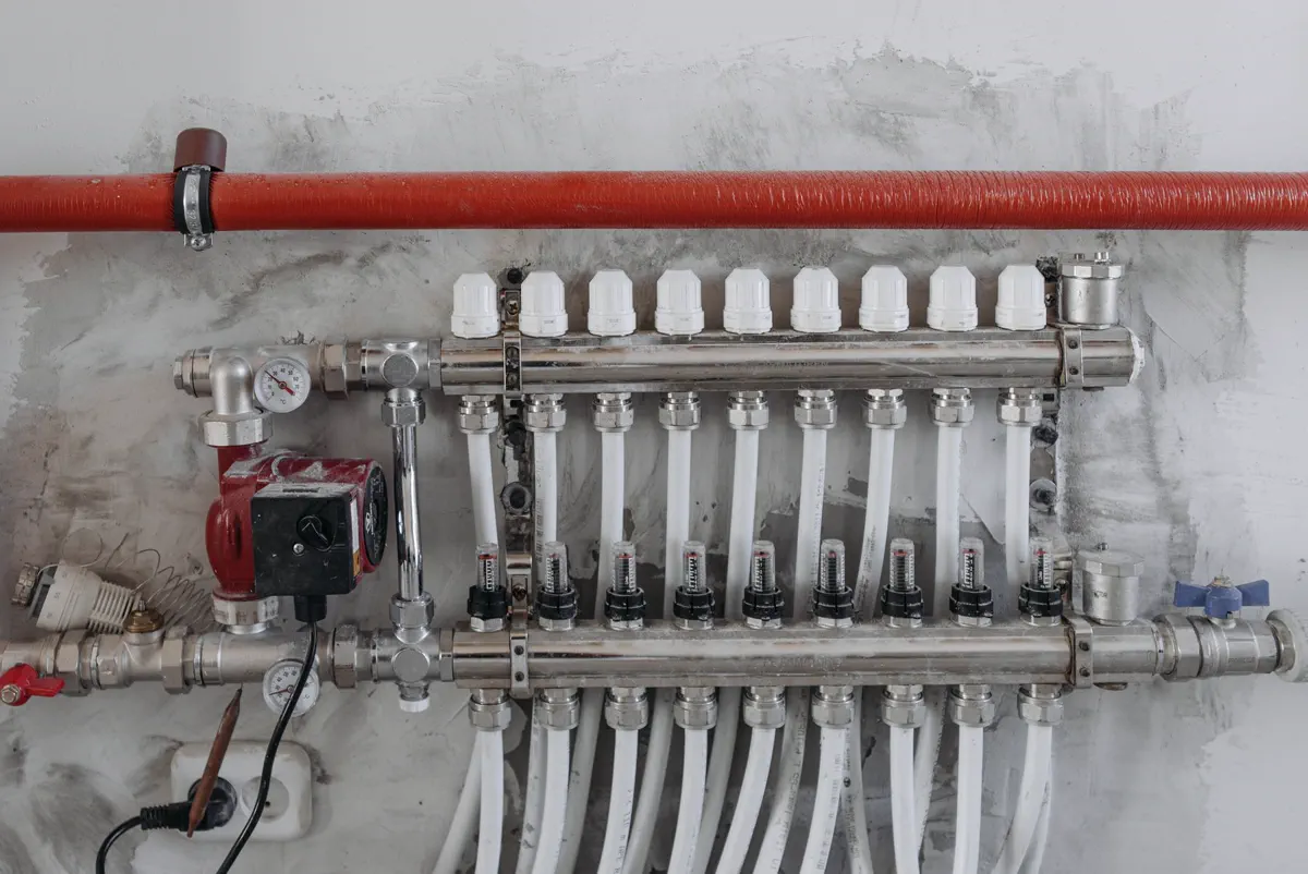 Central heating manifold with a circulation pump and pressure gauge
